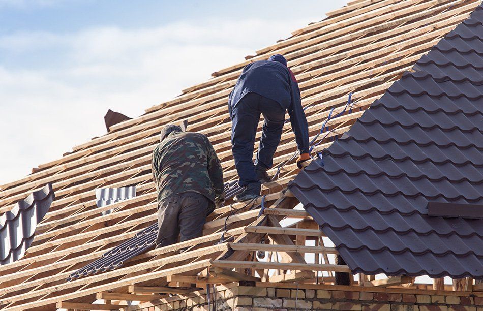Ouvriers sur une toiture effectuant des travaux de rénovation