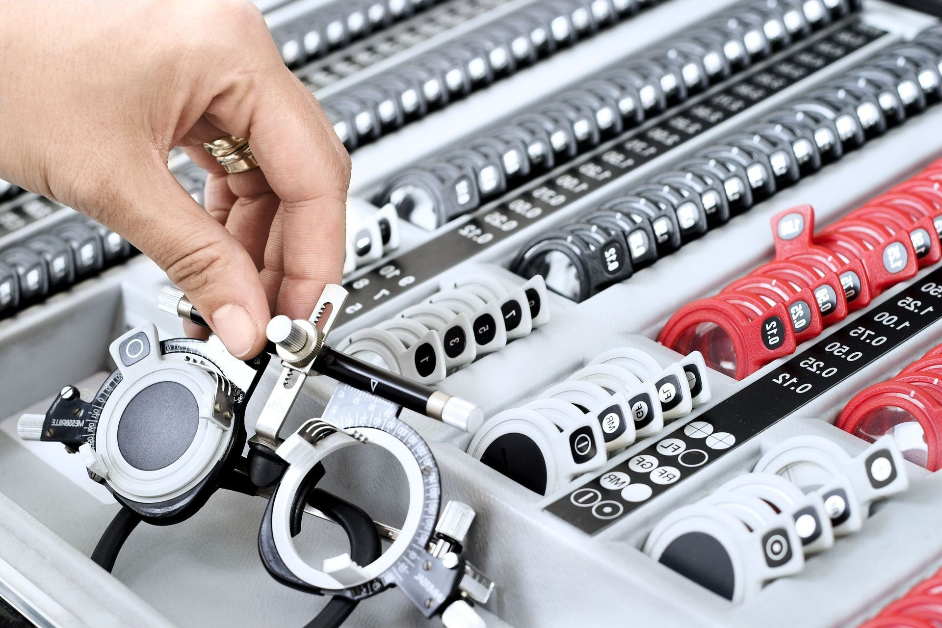 Femme nettoyant des lentilles