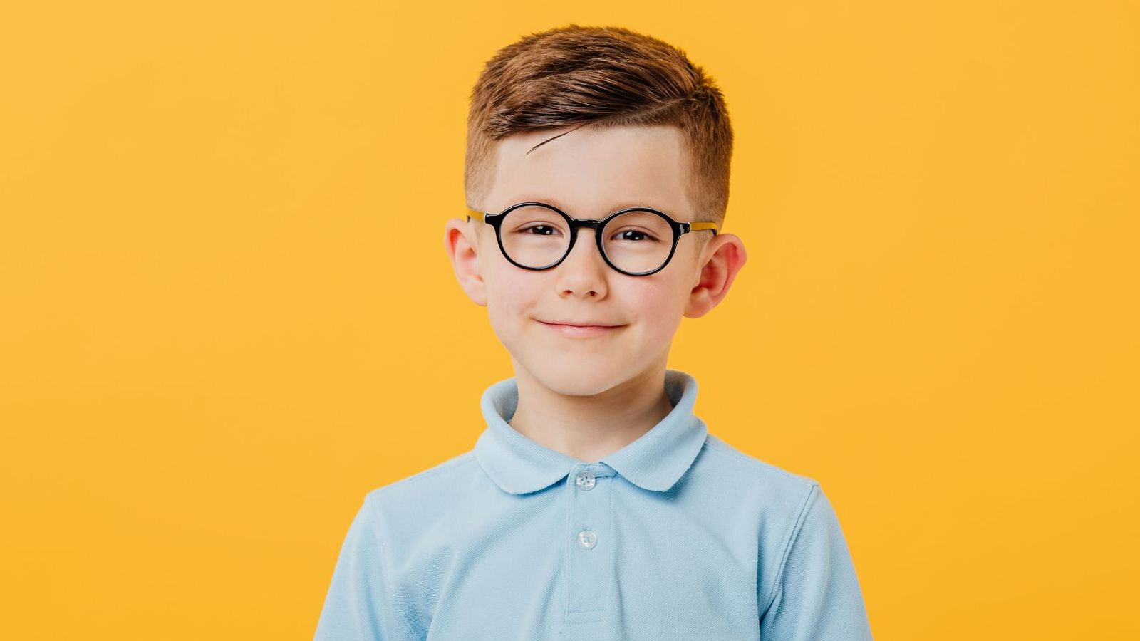 Petit garçon portant joyeusement des lunettes de vue