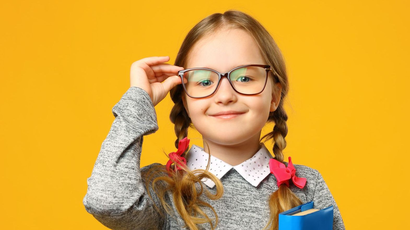 Petite fille portant fièrement des lunettes de vue