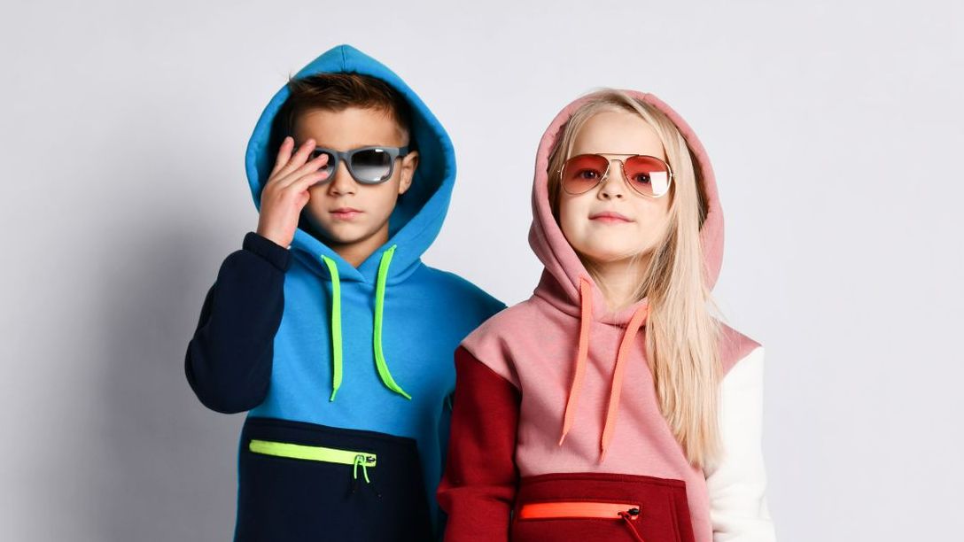 Deux enfants portant des lunettes solaires