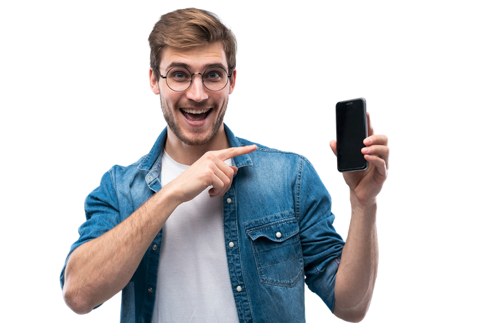 Homme qui désigne son téléphone en souriant