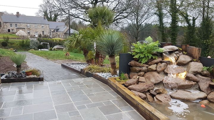 Chemin pavé à côté d'une cascade