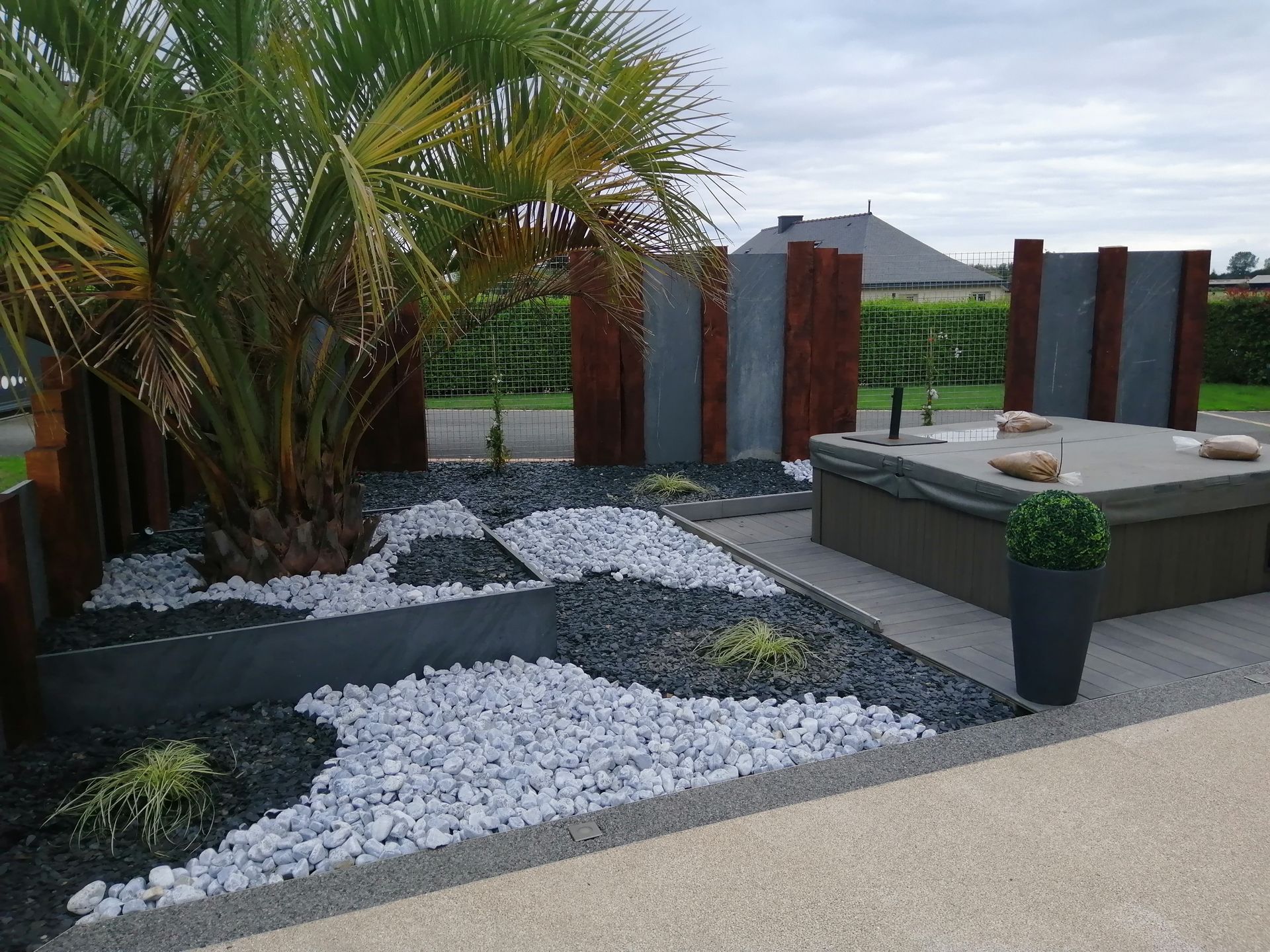 Extérieur avec des galets au sol et des clôtures en bois