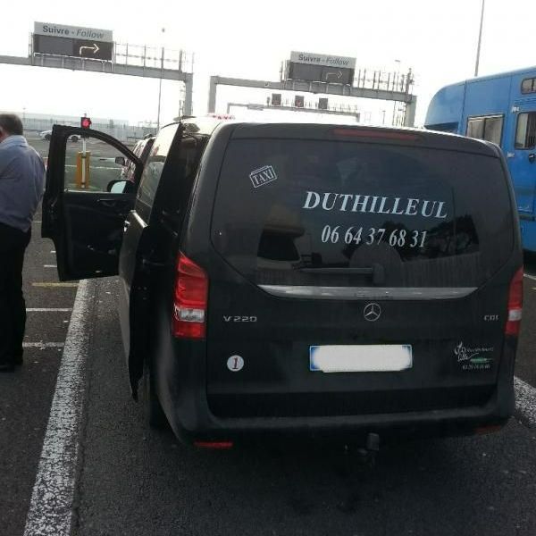 Le van de Taxi Duthilleul attend d'embarquer pour l'Angleterre.