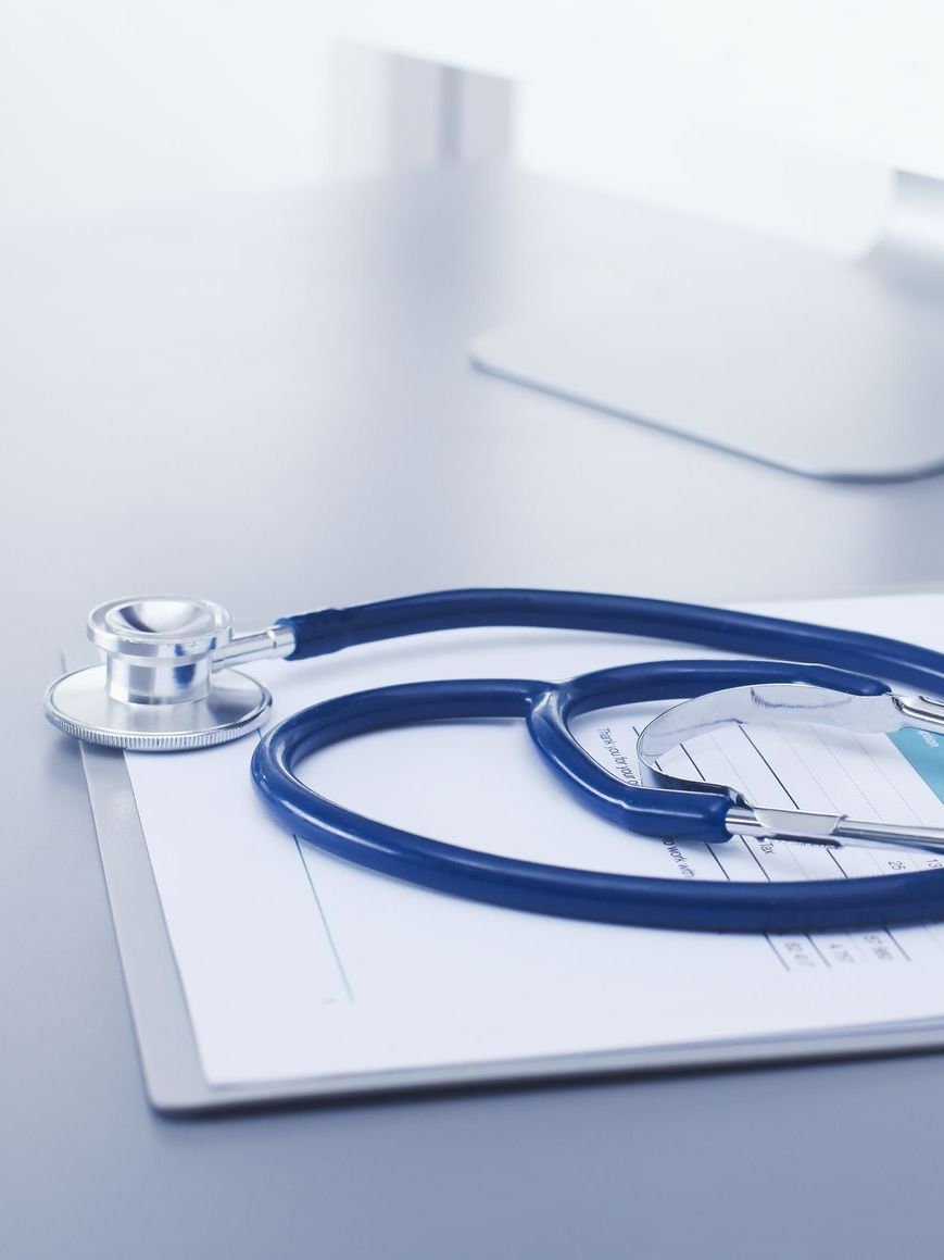 Un stéthoscope posé sur une ordonnance de médecin.