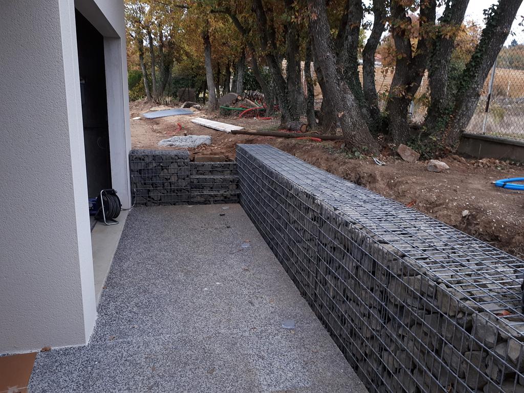 Création et pose de gabions extérieurs