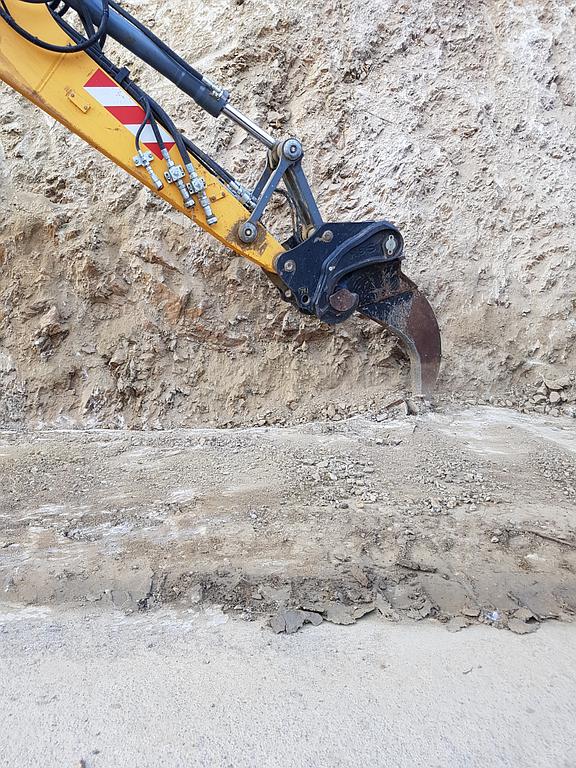 Photo d'une pelle creusant le sol