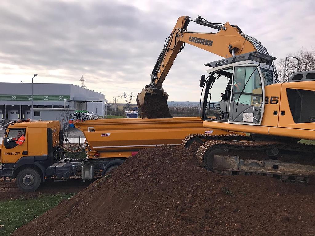 Terrassement stationnement poids lourds