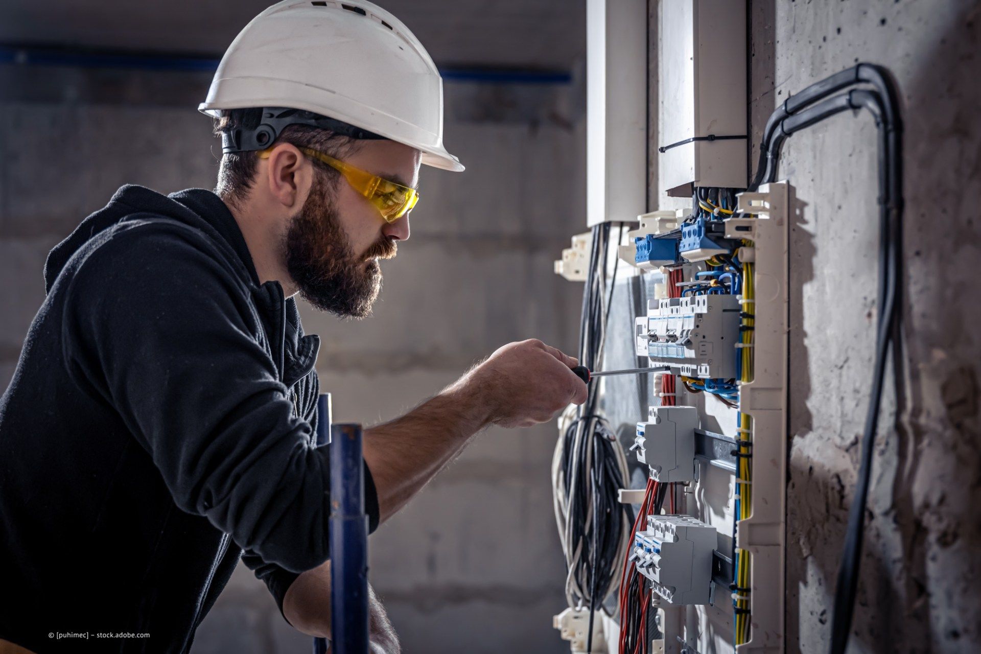 Mitarbeiter Manuel Lucke bei Elektroarbeiten in Innenraum