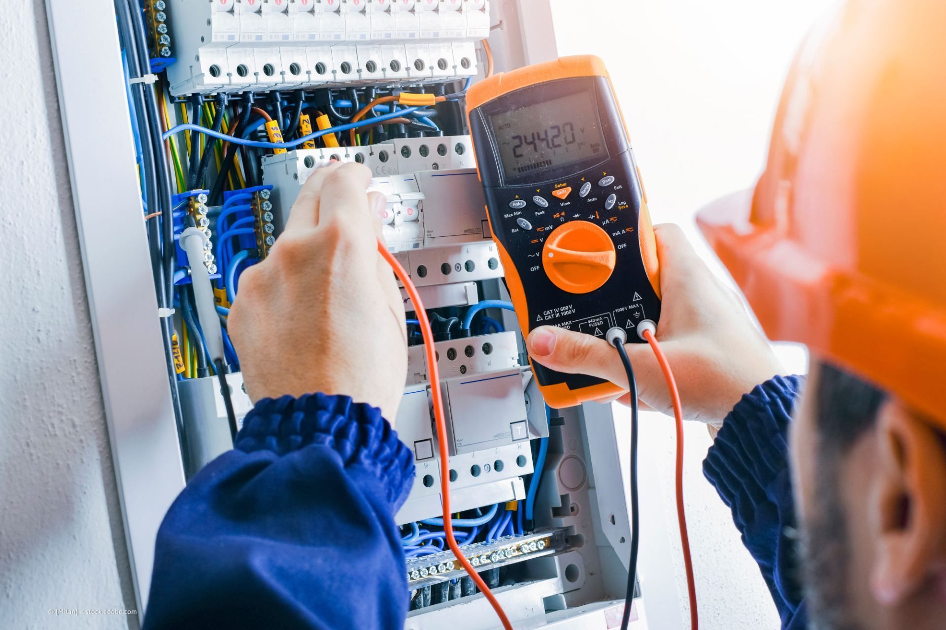 Ein Experte führt eine Elektroprüfung nach DGUV V3 in Treptow-Köpenick durch