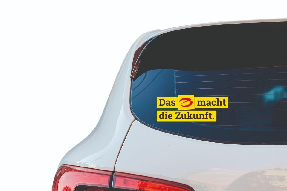 Logo E Handwerk auf Heckscheibe von weißem PKW