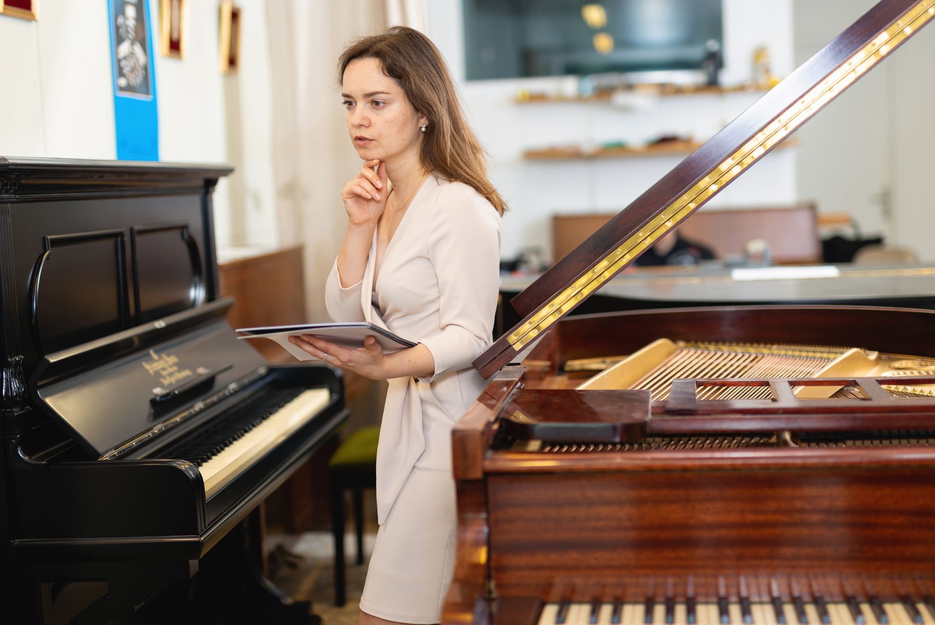 Femme au milieu de pianos