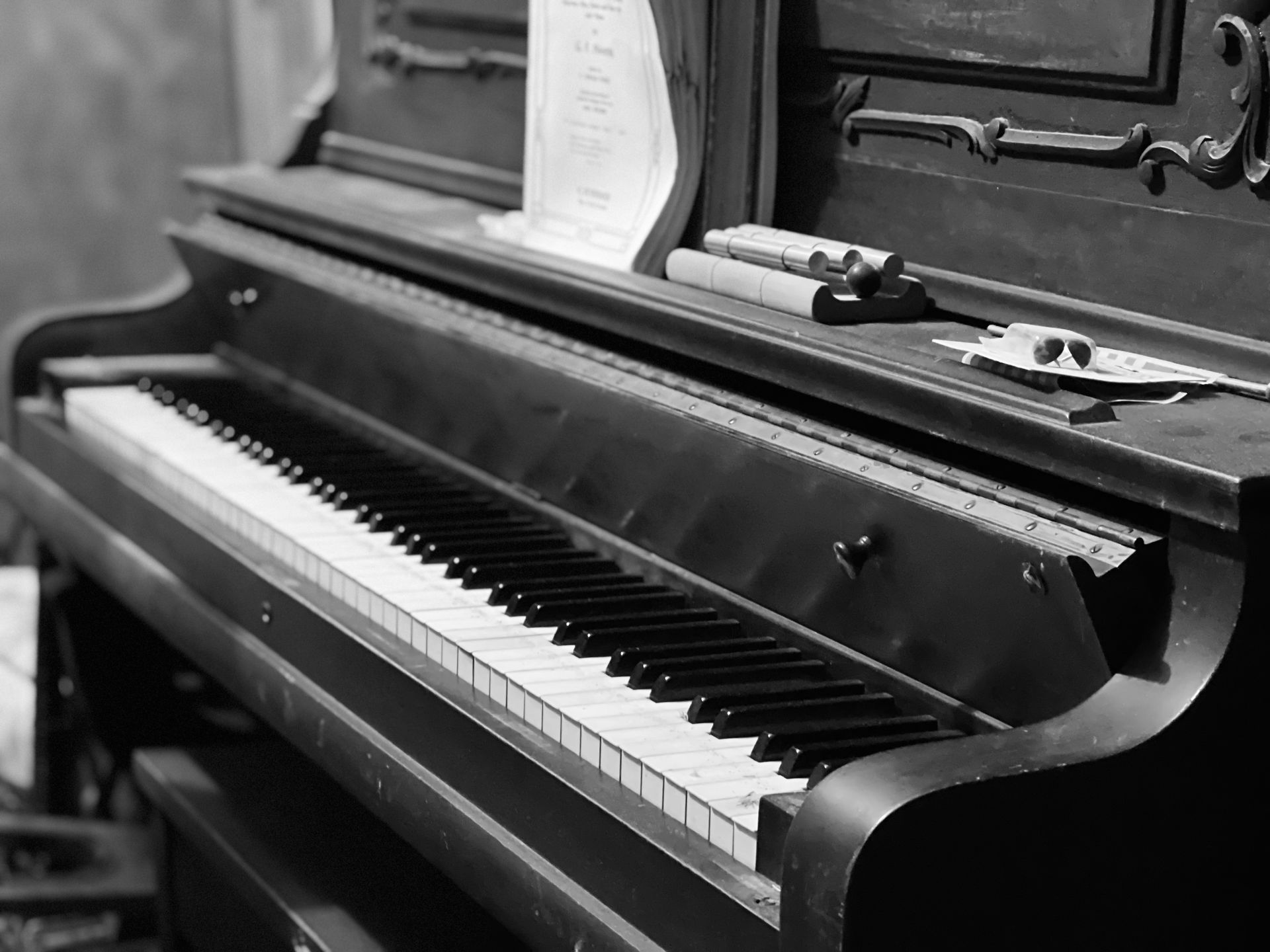 Photo d'un piano droit en noir et blanc
