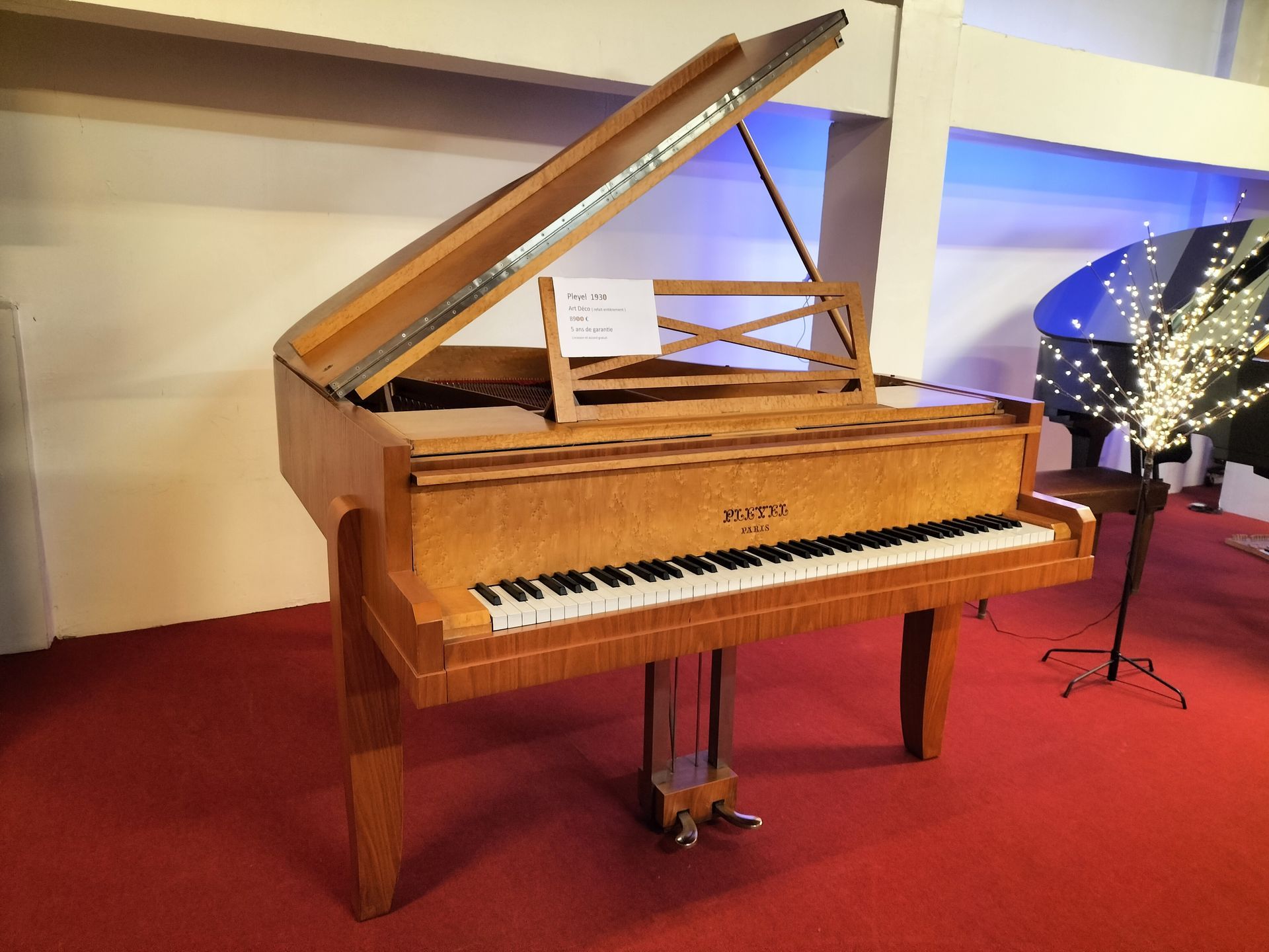 piano à queue ancien en bois clair
