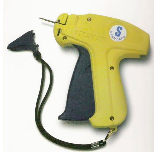 Pistola etiquetadora amarilla de mano con empuñadura negra y cordón sobre fondo blanco.