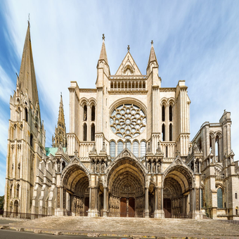 Vue de face de la cathédrale de Chartres en France, mettant en valeur l'architecture gothique.
