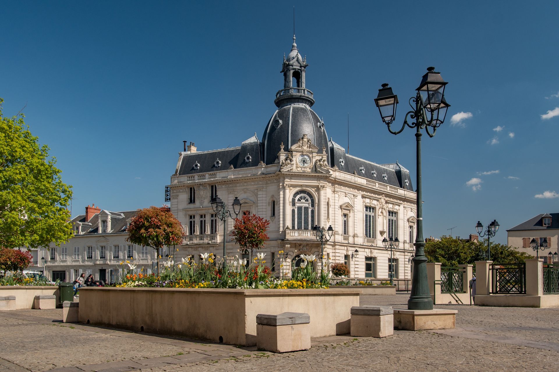 Bâtiment blanc orné d'un dôme noir dans la ville de Dreux.