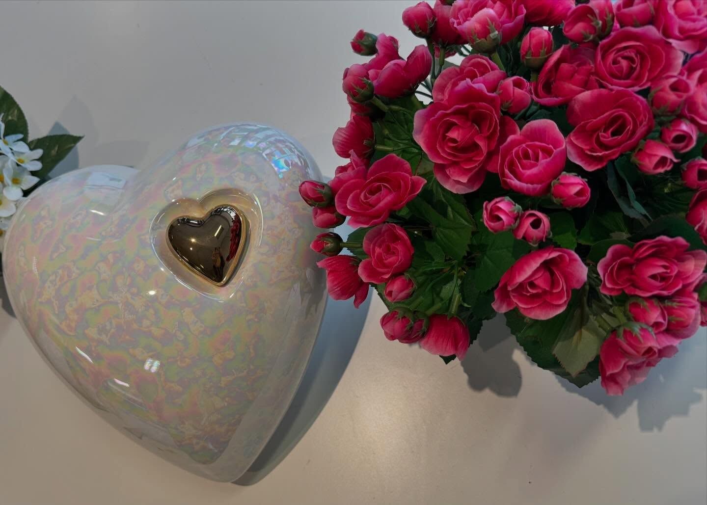 Articles funéraires : cœur blanc et bouquet de fleurs