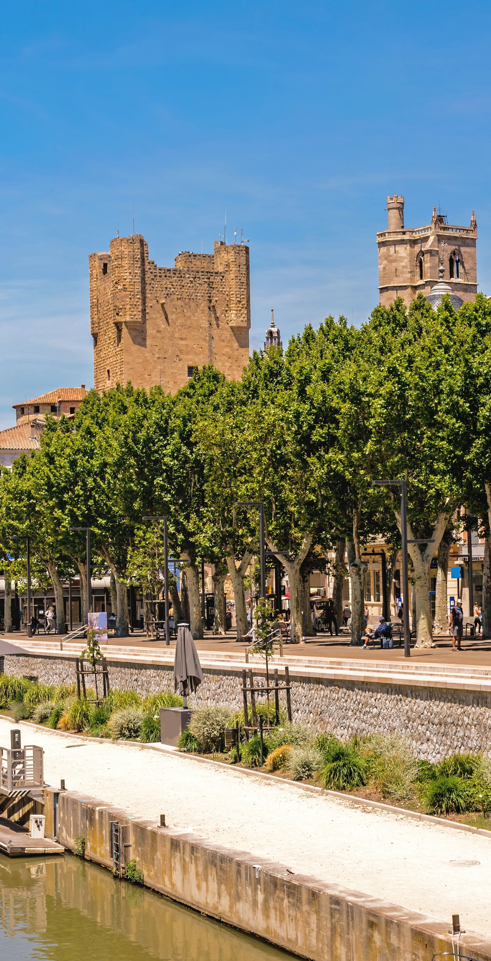 Vue sur le fleuve et le château de Narbonne