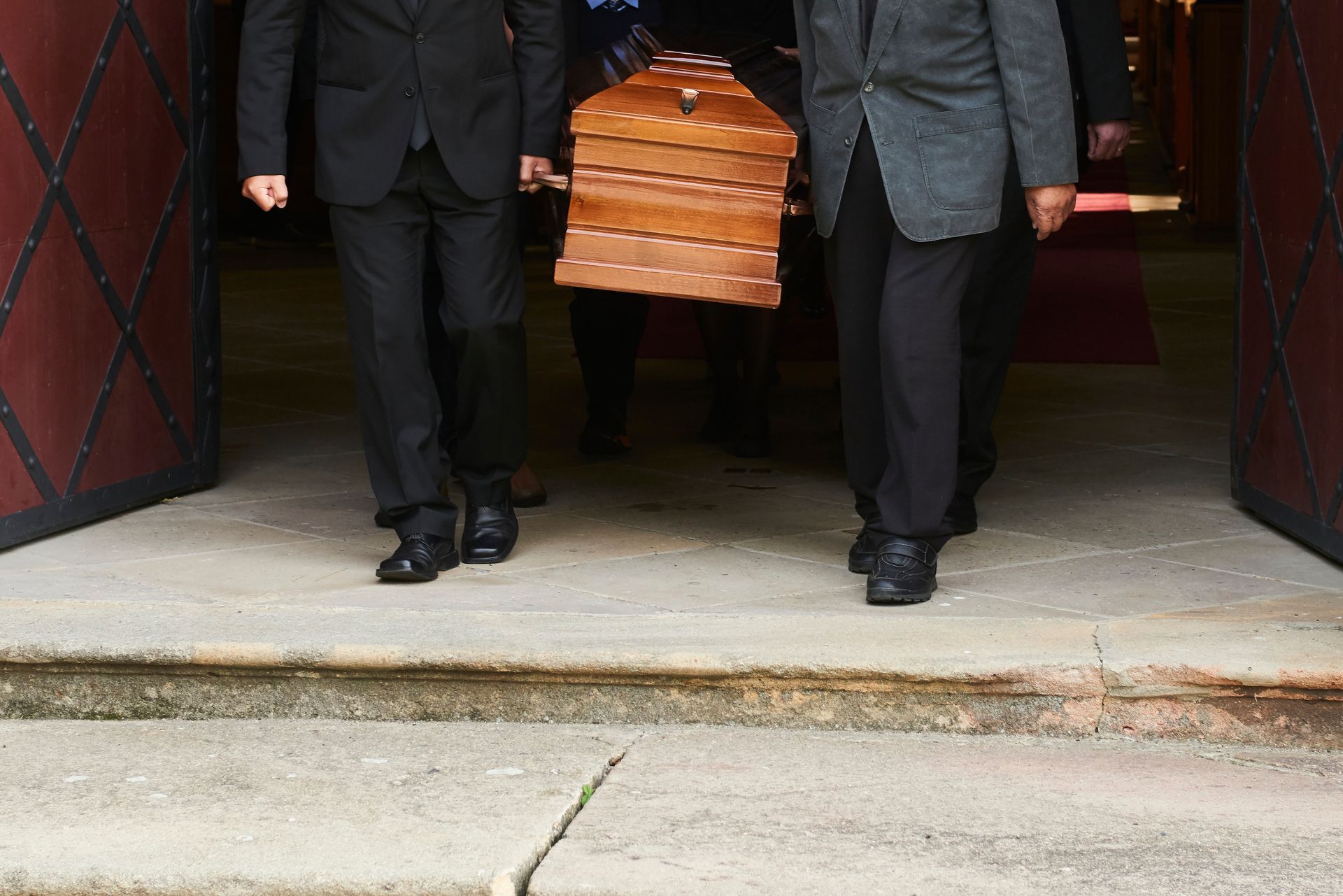 Sortie d'église avec le cercueil
