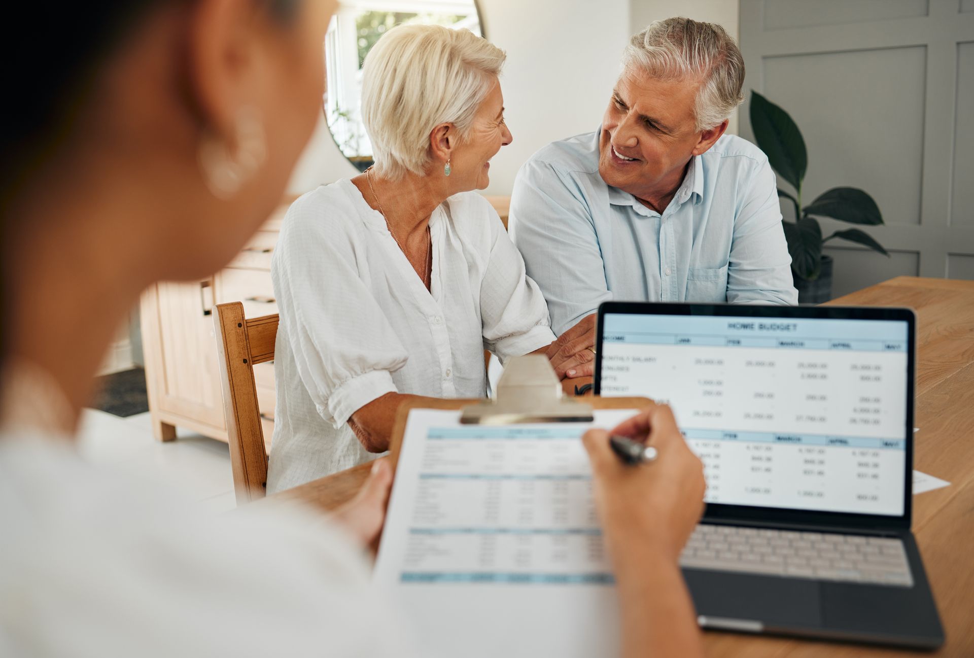 Rendez-vous administratif avec un couple de retraités