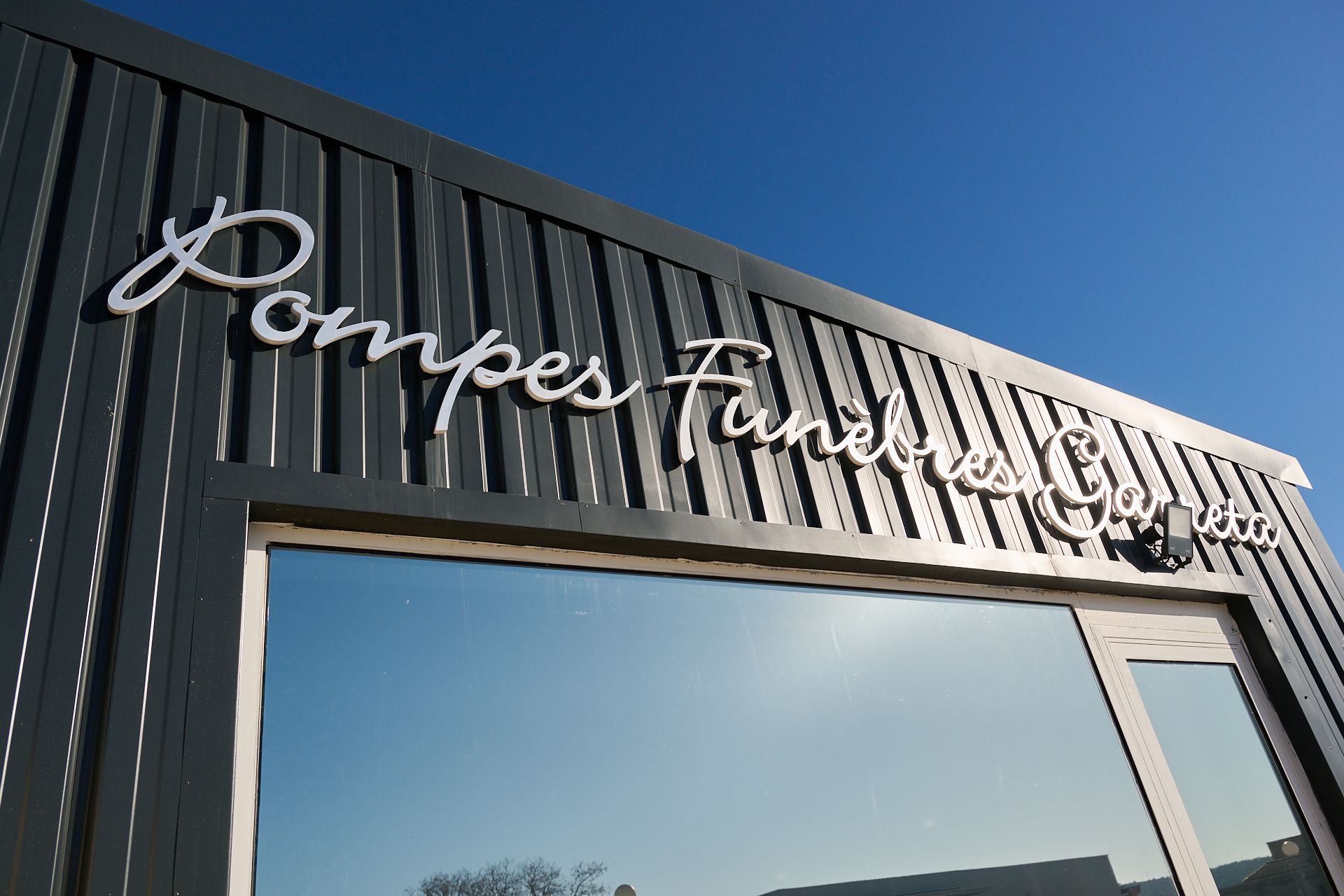 Devanture des pompes funèbres