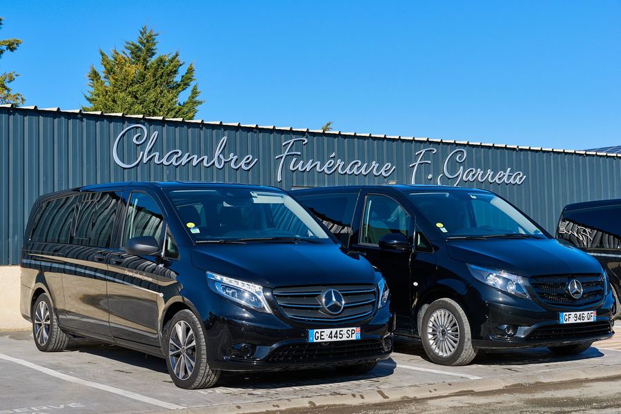 Véhicules devant les pompes funèbres