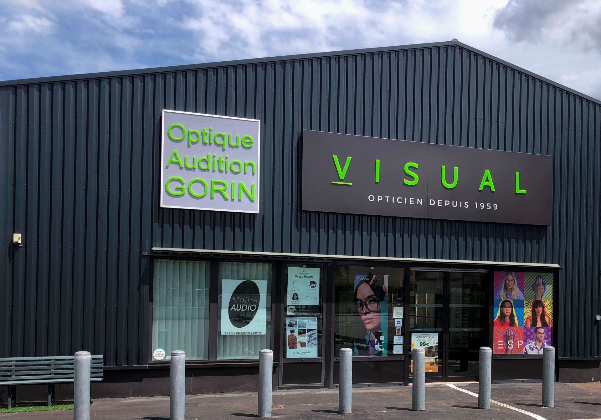 La façade d'une magasin 