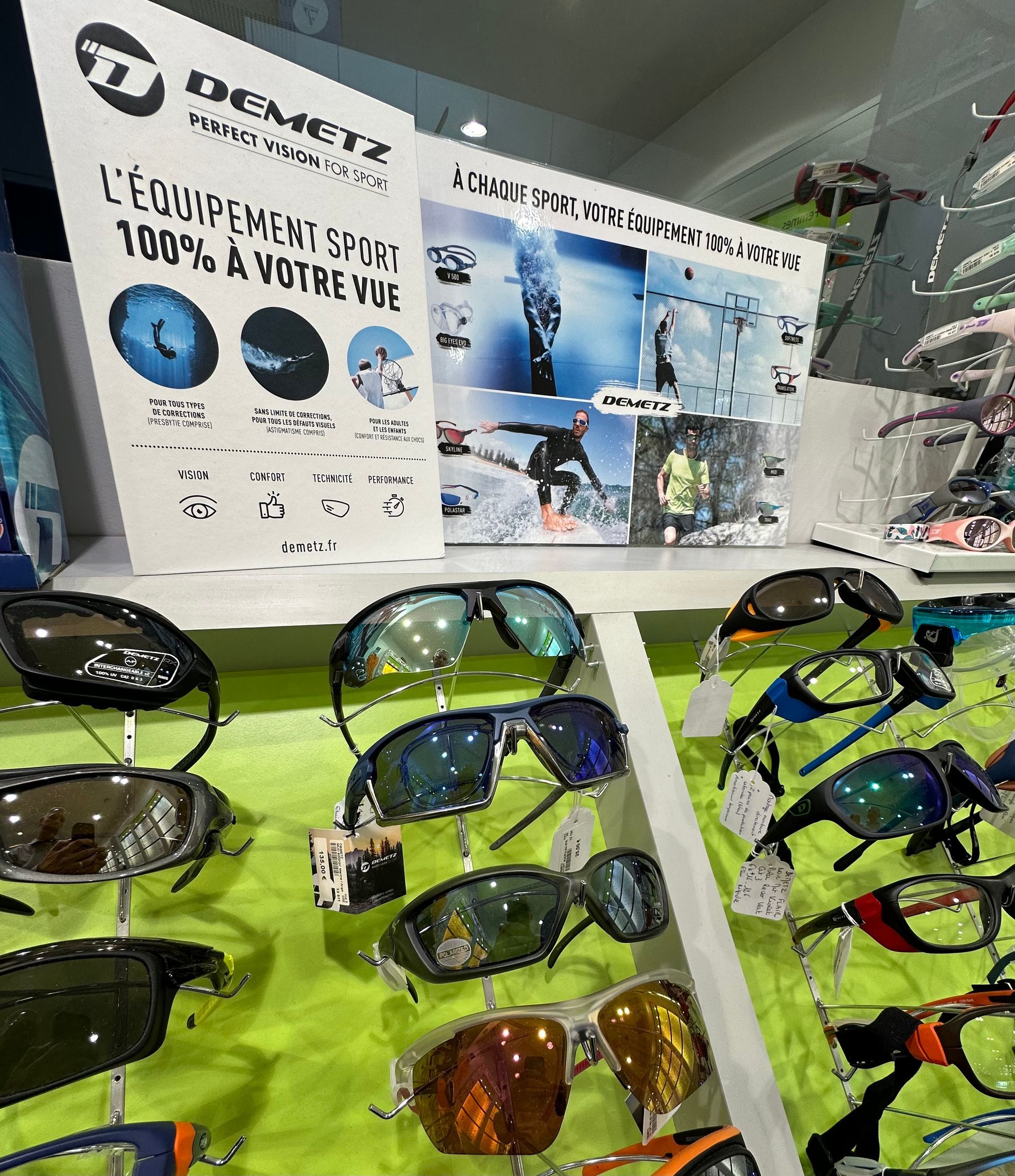 Des lunettes de vue déposées sur un présentoir 