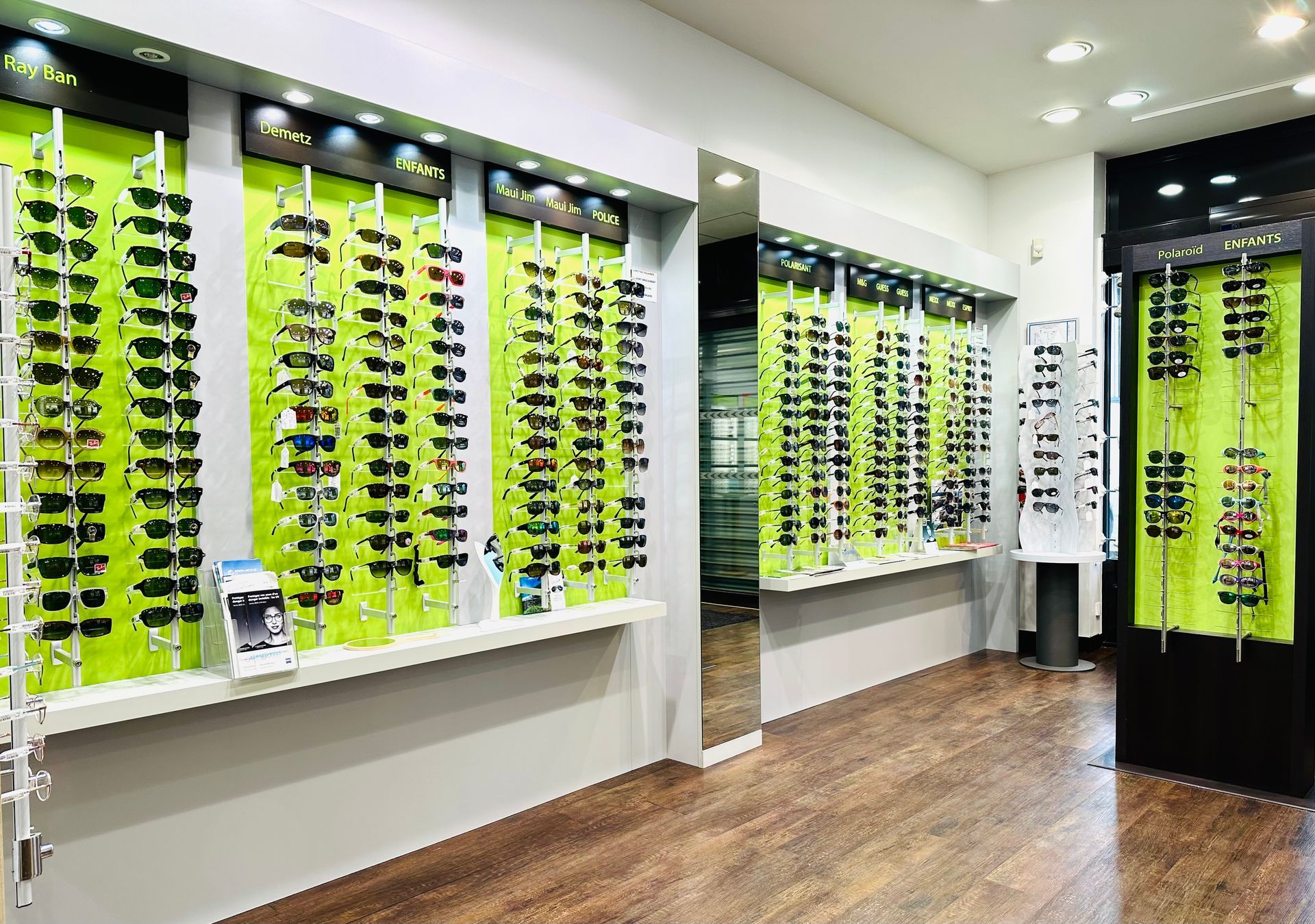 Des paires de lunettes exposées dans un magasin 