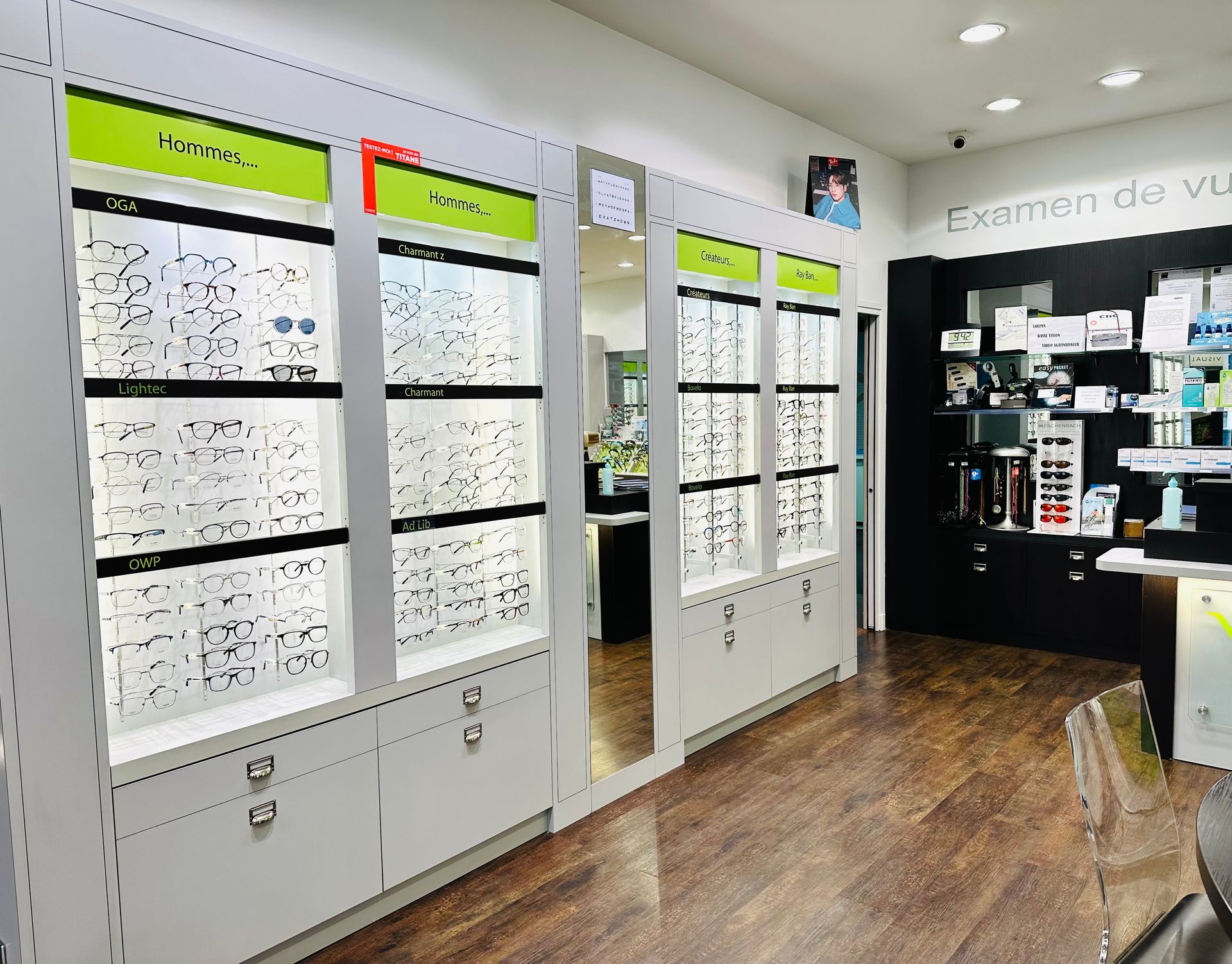 Des lunettes de vue sur une étagère