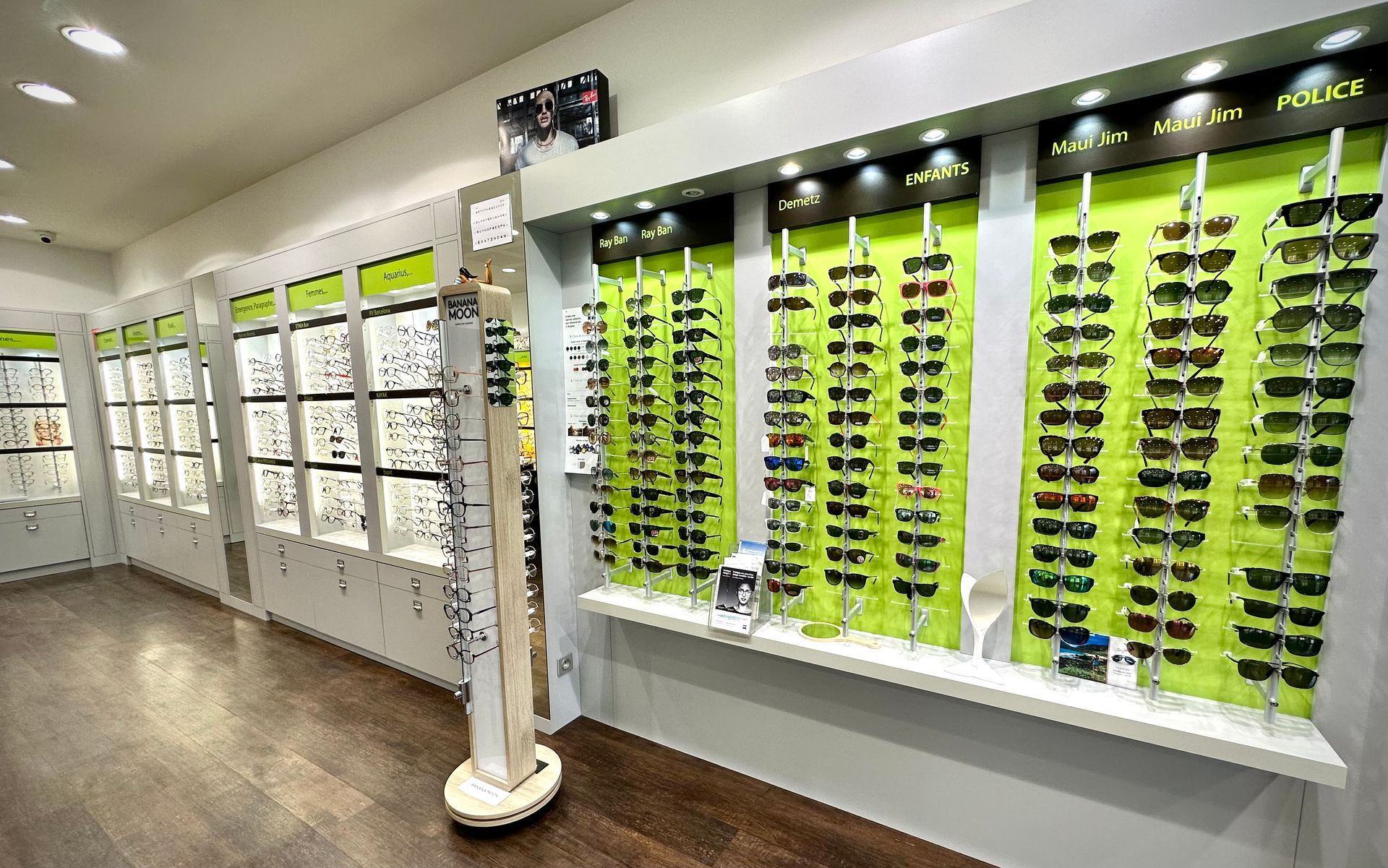 Des lunettes de vue exposées dans une boutique