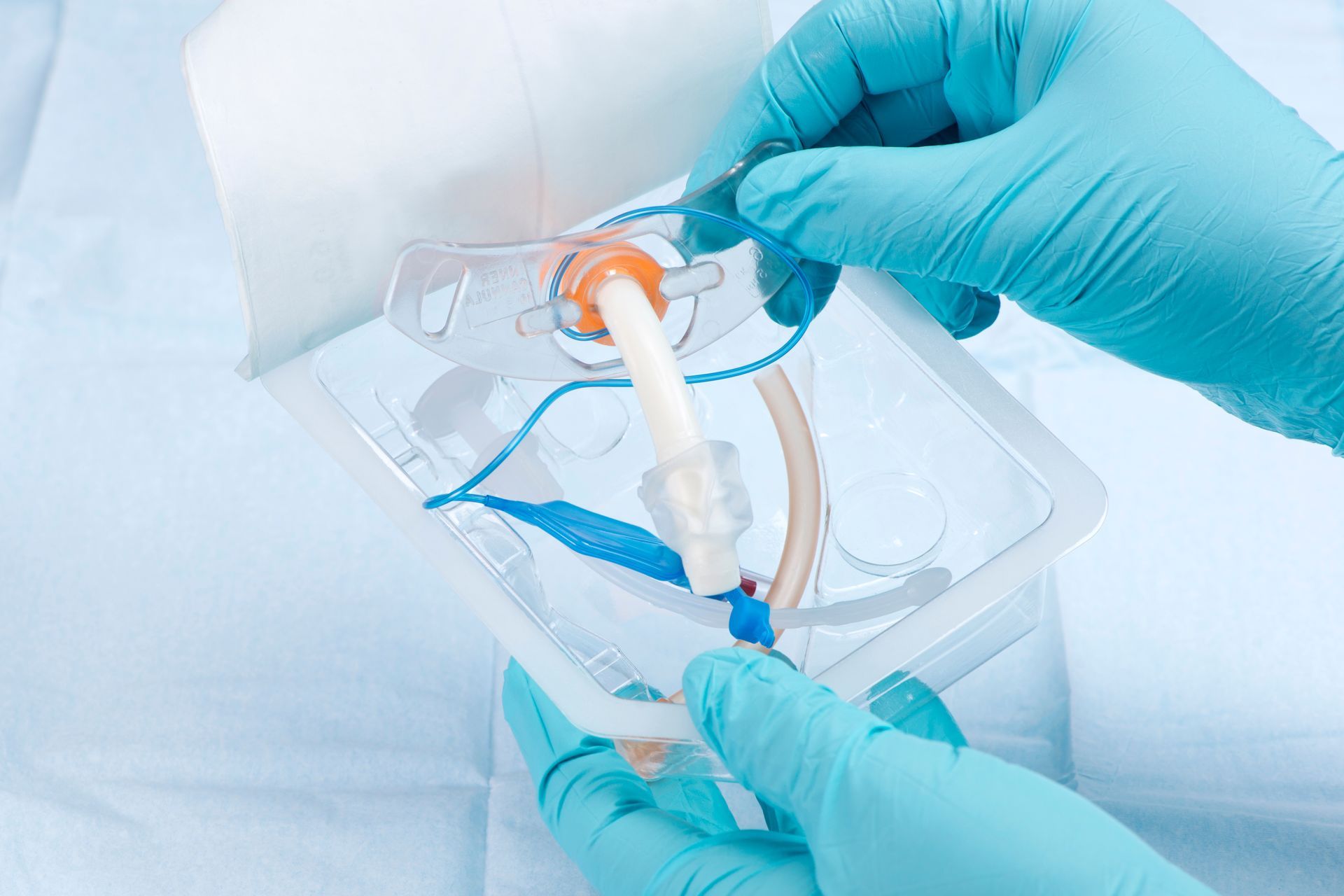 Un professionnel de la santé ajuste la zone du cou d'un patient à l'aide d'un matériel médical dans un environnement clinique.