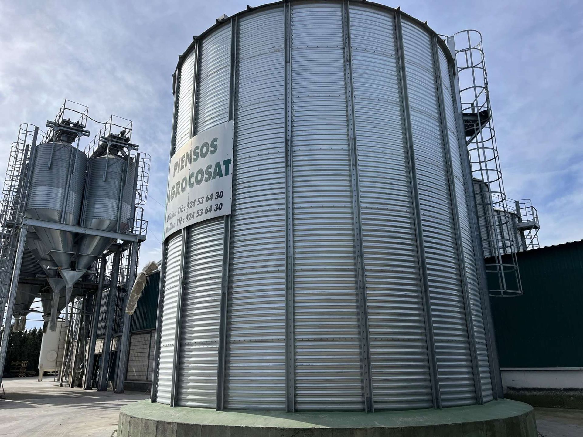 Un gran silo de metal con un cartel que dice 'grupo cosat'