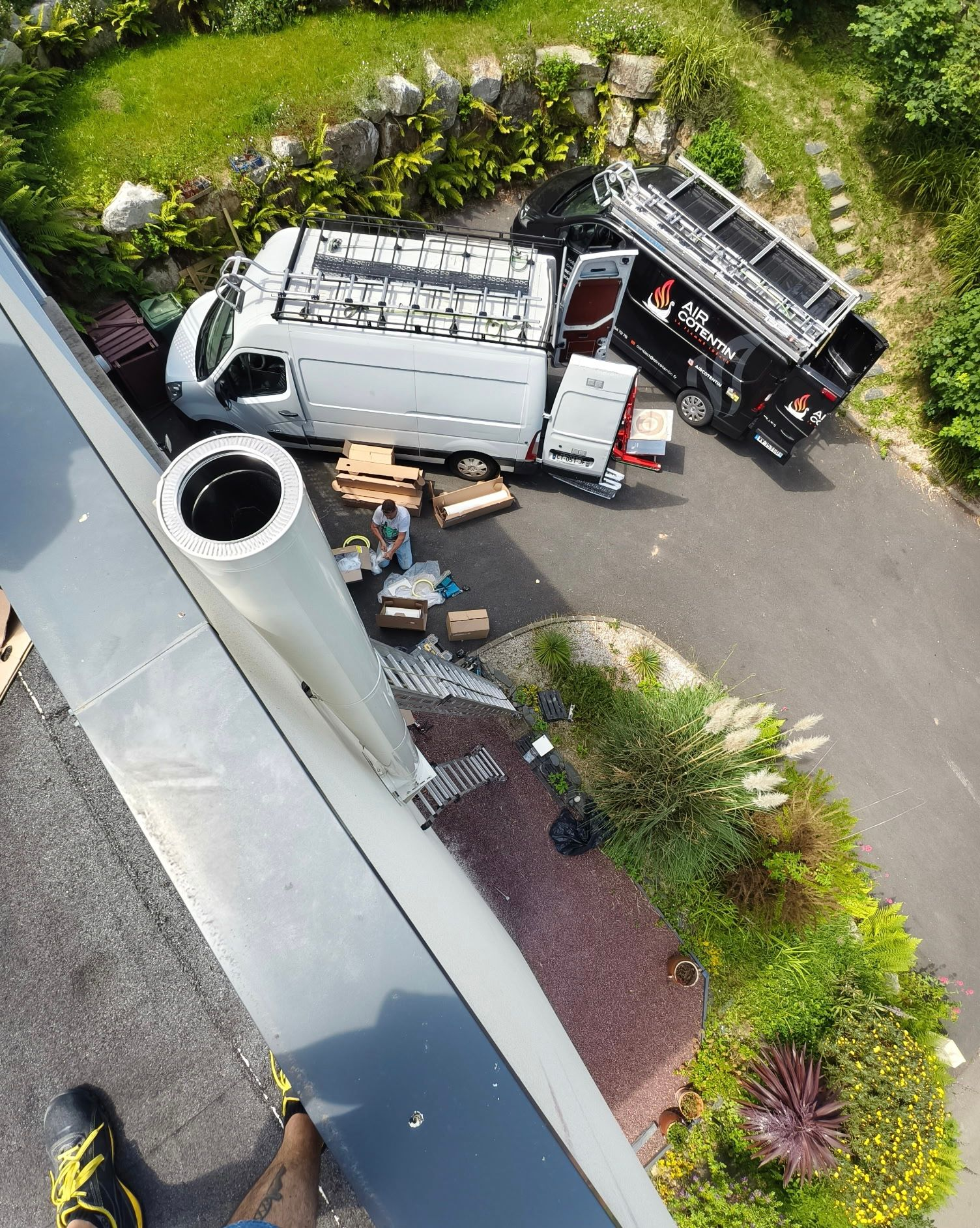 Une cheminée installée sur des rondins de bois