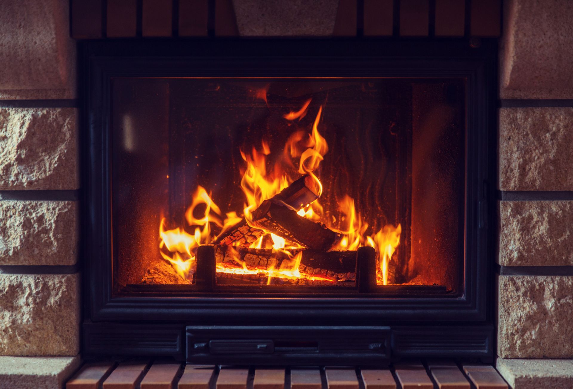 Des flammes dans une cheminée