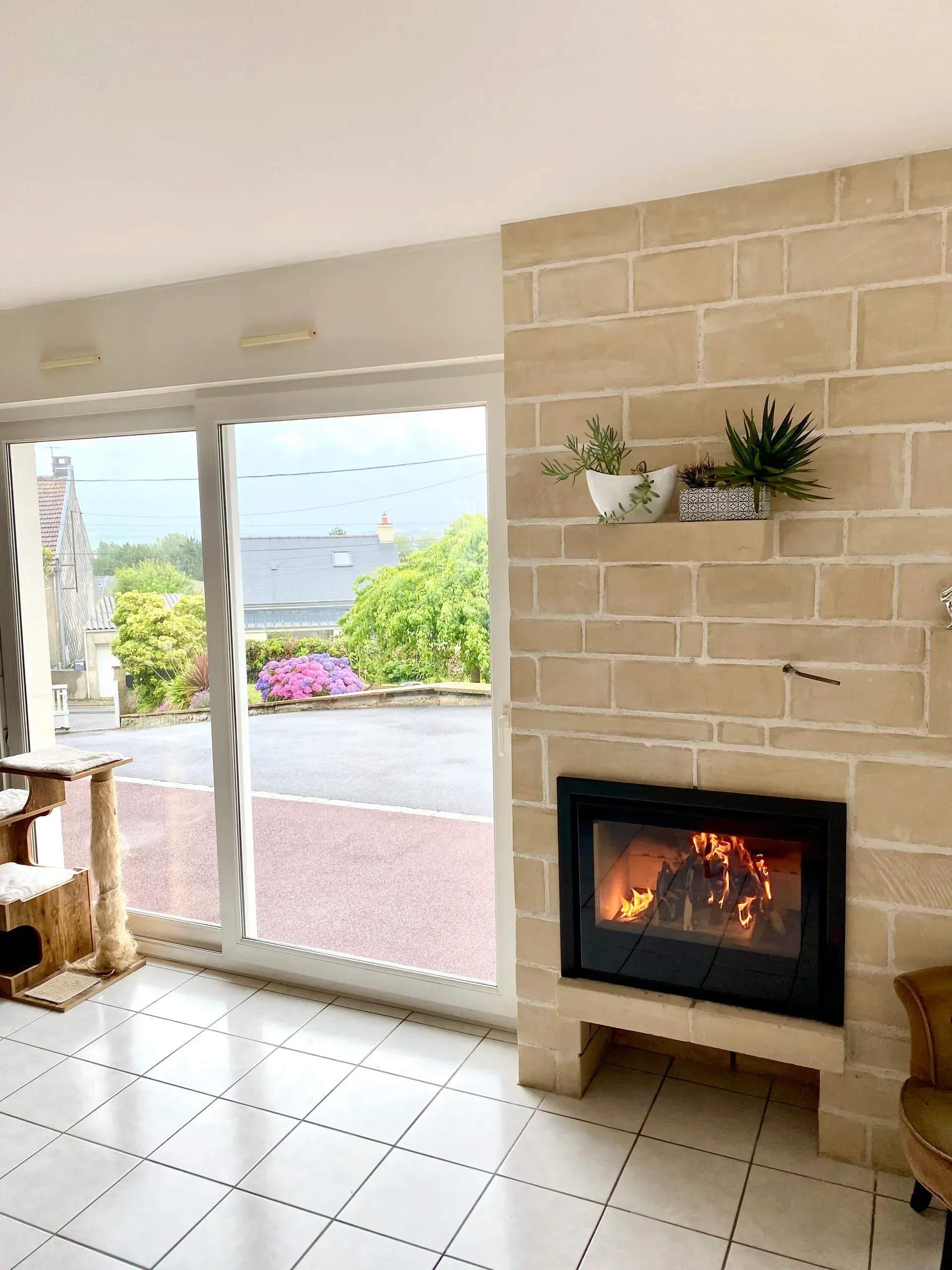 Une cheminée avec un insert