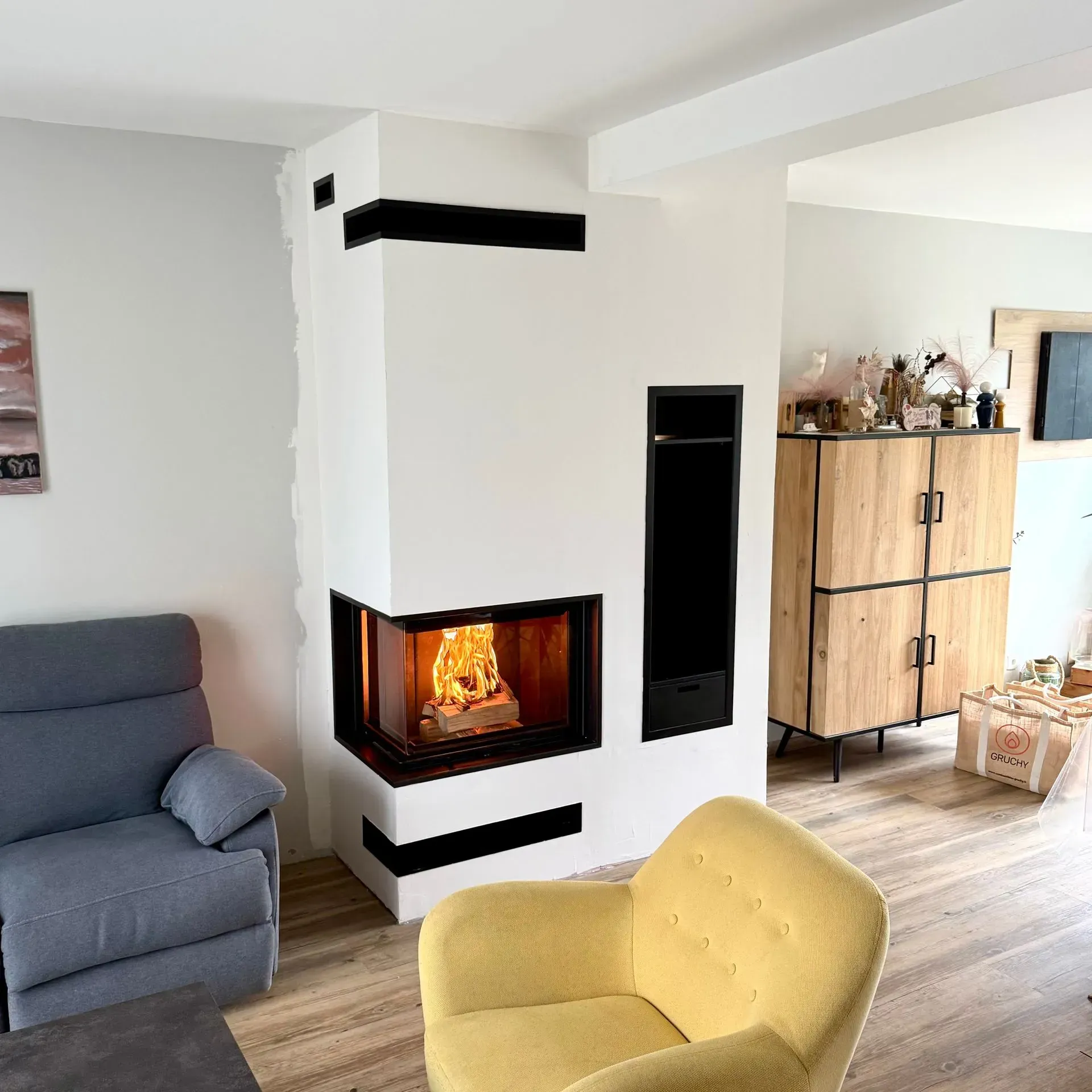 Une cheminée noire et blanche