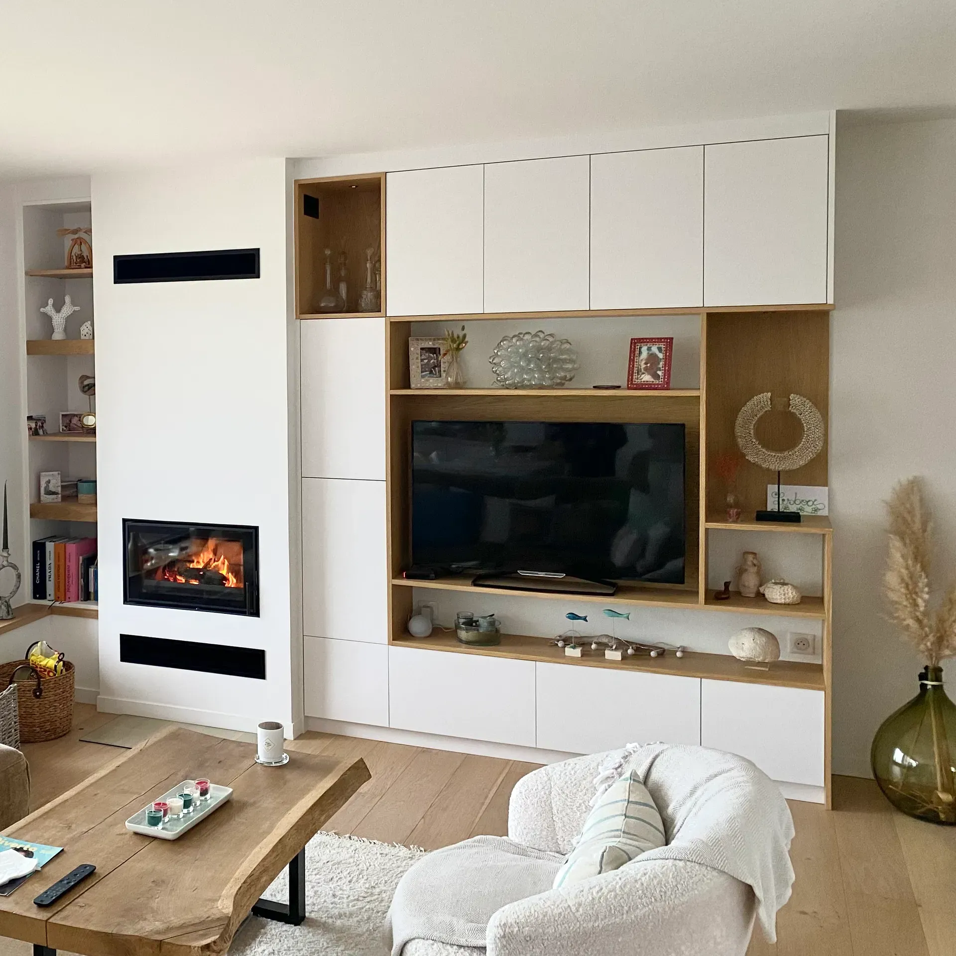 Une cheminée dans un salon