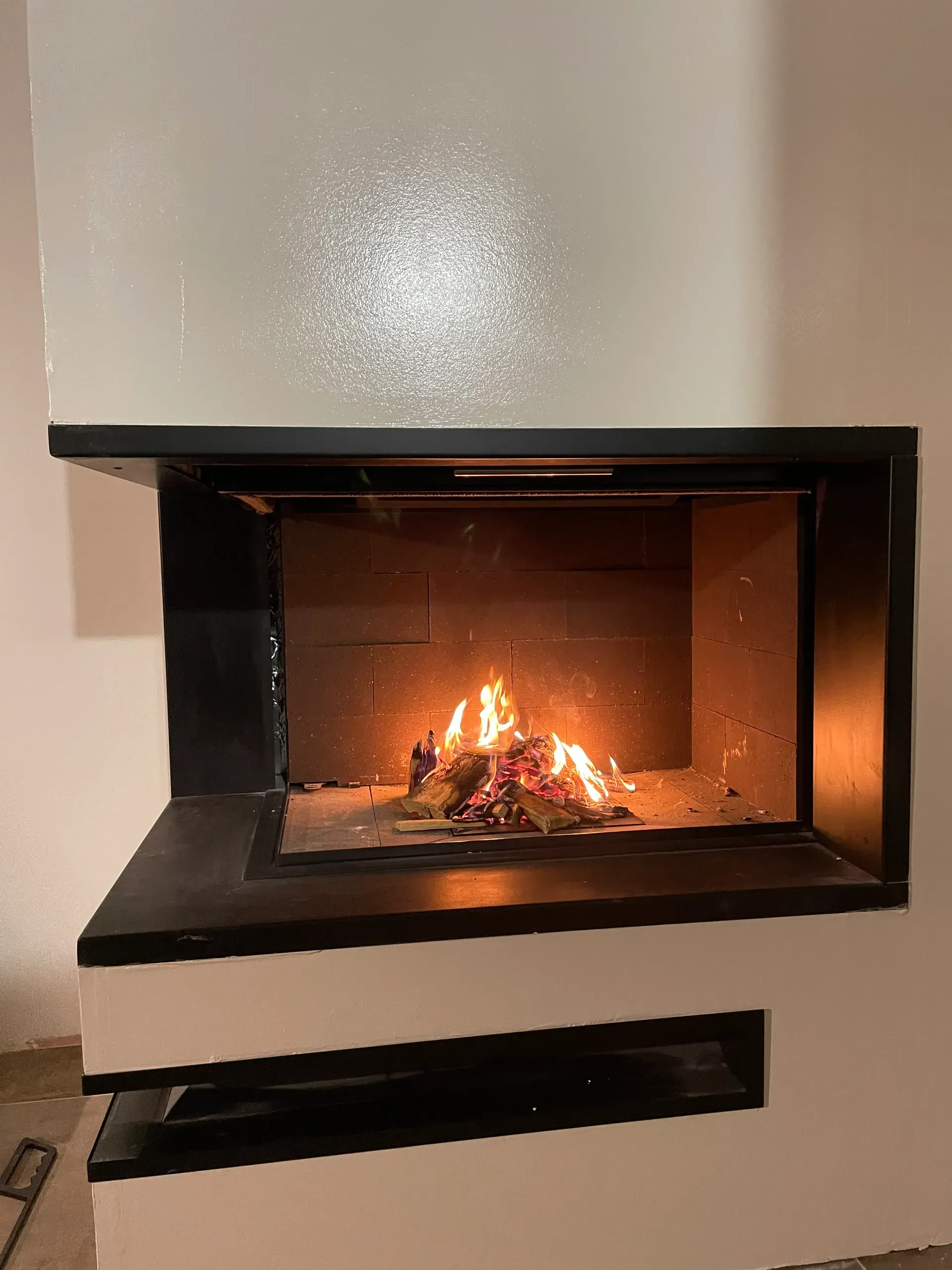 Une cheminée allumée