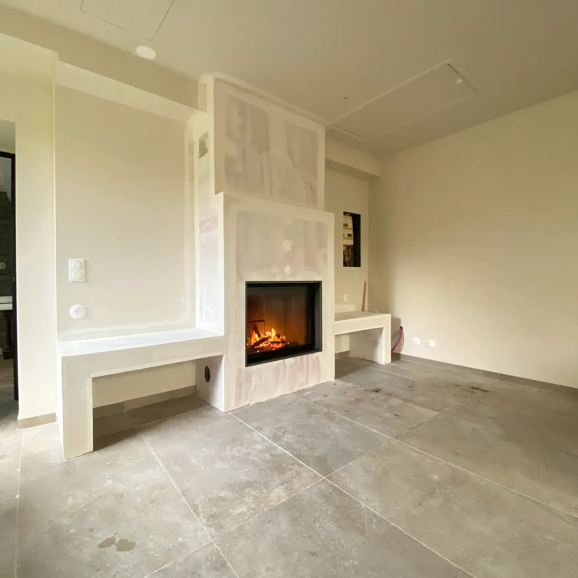 Une cheminée en cours de construction