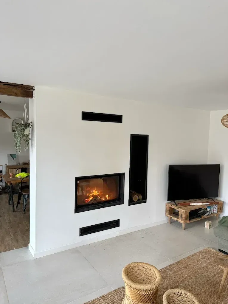 Une cheminée à côté d'une télé