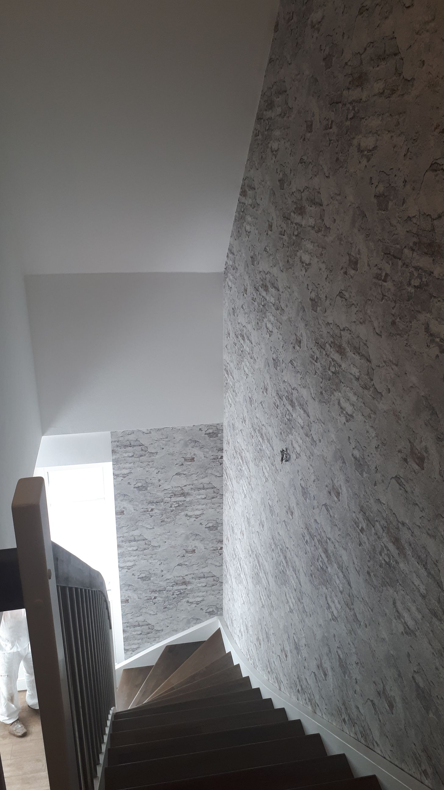 eine Treppe, die in den zweiten Stock eines Hauses führt.