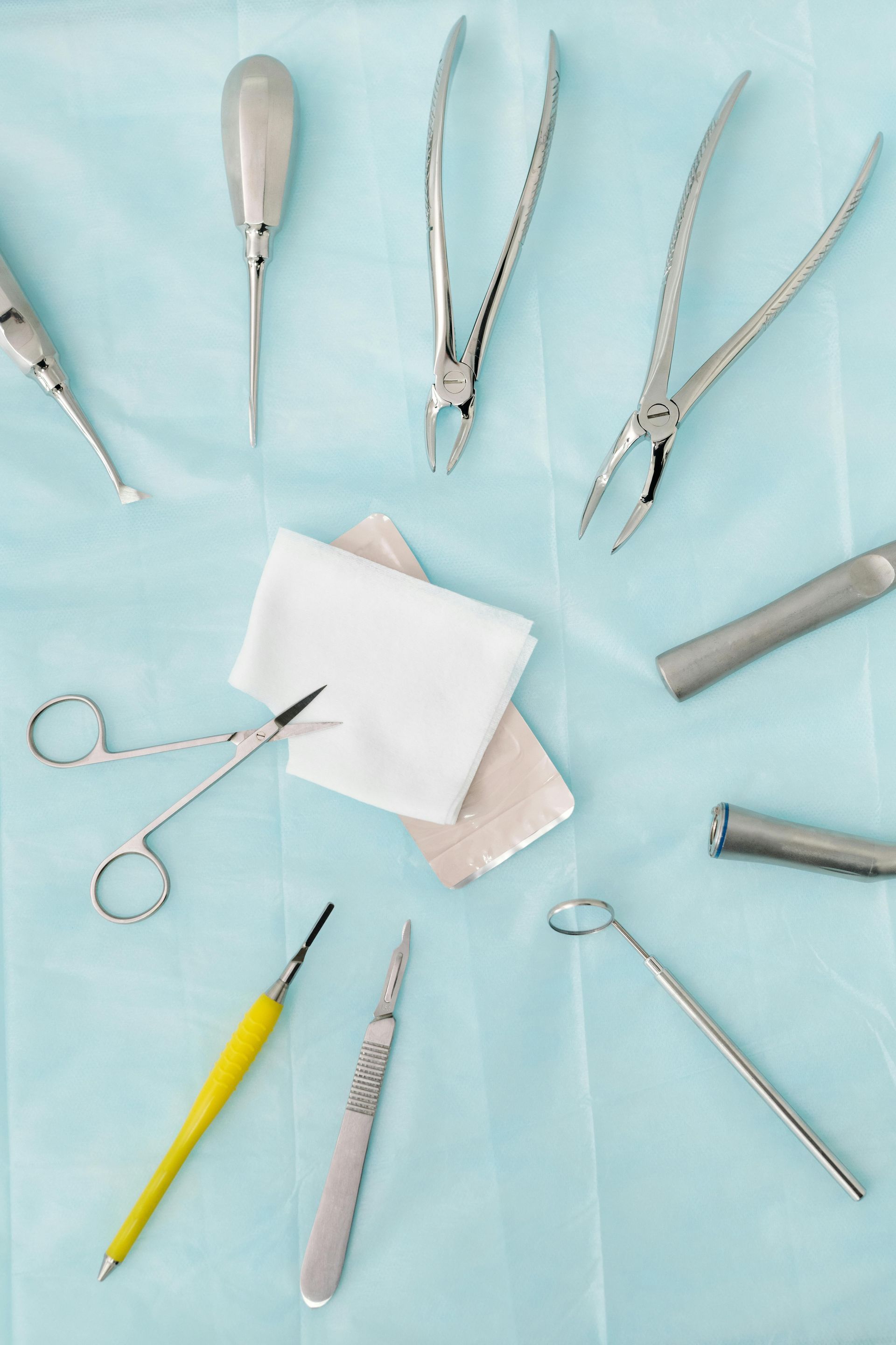 Un groupe de chirurgiens effectue une chirurgie laparoscopique sur un patient.