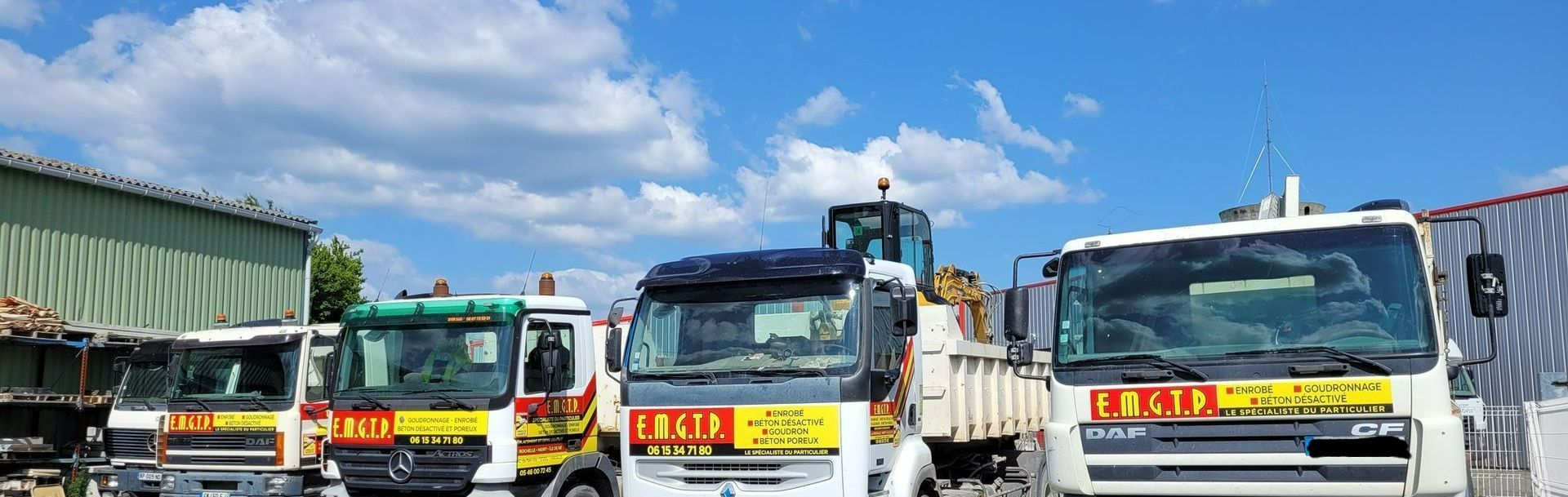 Les camions alignés de l'entreprise de goudronnage
