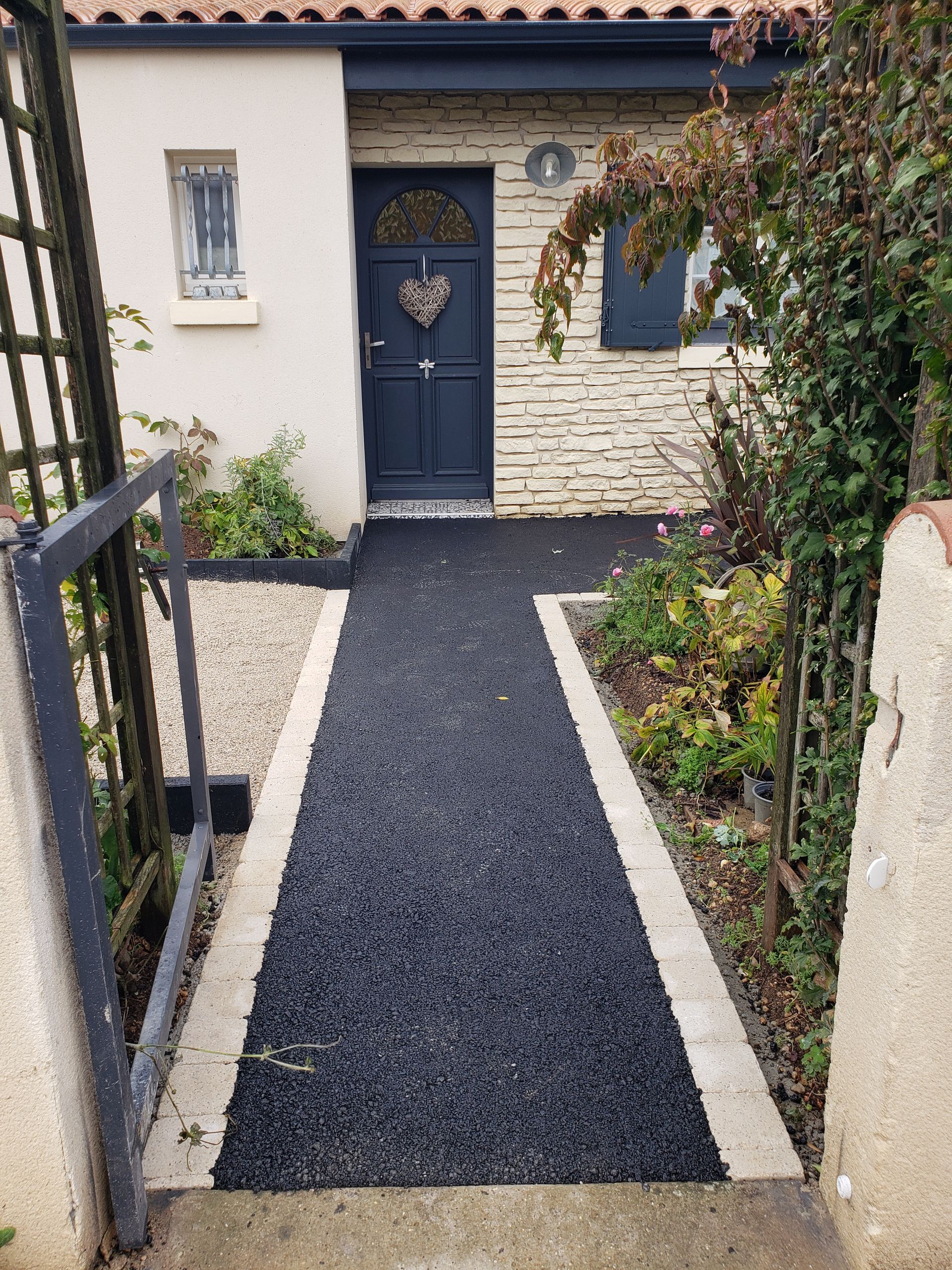 Une allée en enrobé