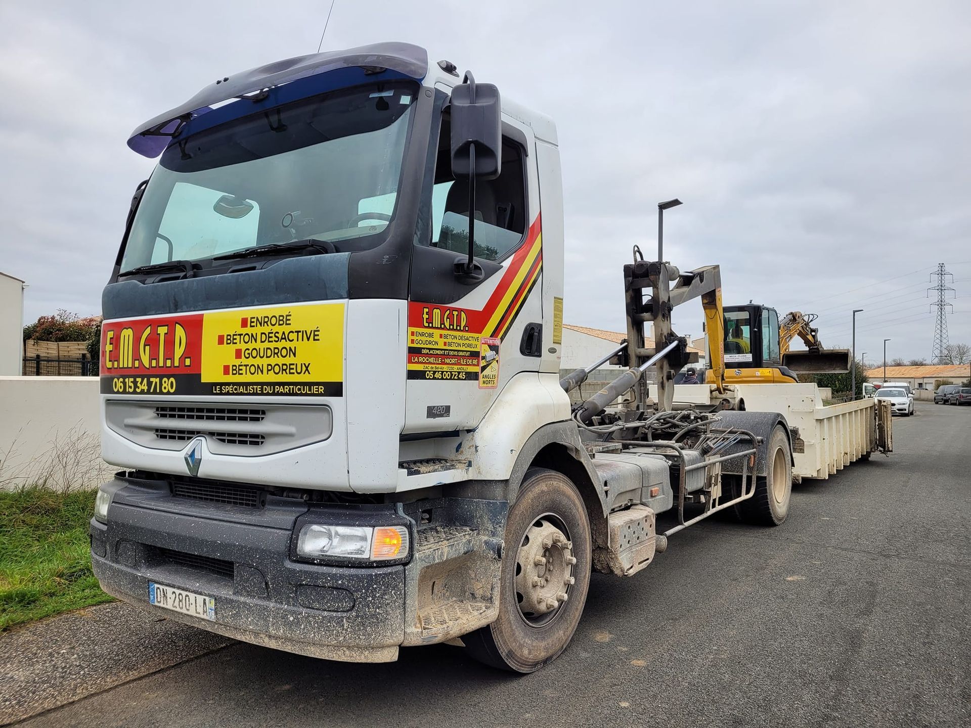 Un camion avec sa remorque pour des travaux de béton poreux
