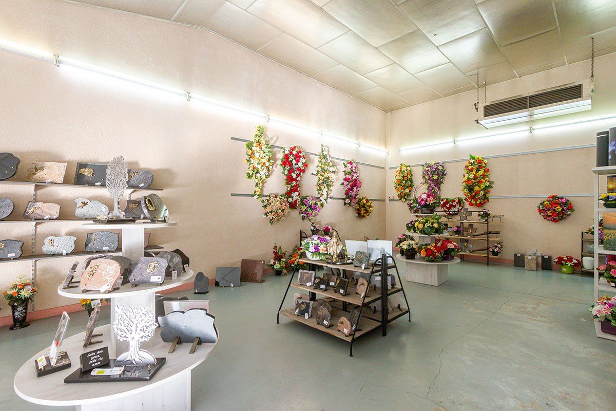 Plaques funéraires et bouquets de fleurs chez SARL Delage.