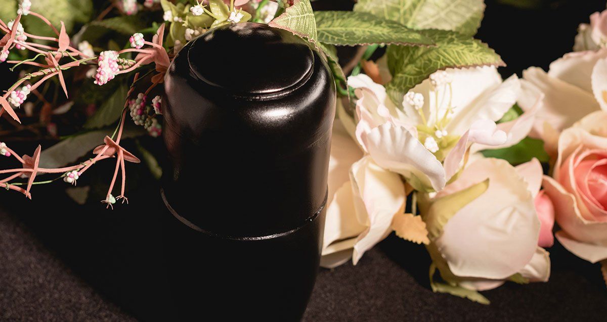 Urne funéraire avec roses.